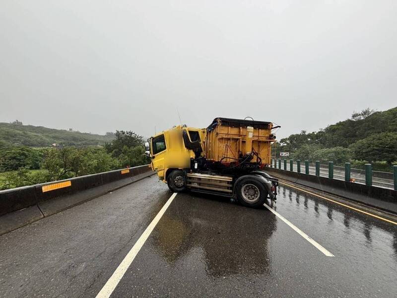 天雨路滑!台61線後龍段曳引車失控自撞「折甘蔗」 北上車道封閉