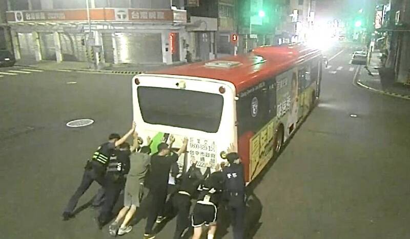 台中末班電動公車「刁車」 民眾放下滷味推12噸「巨獸」