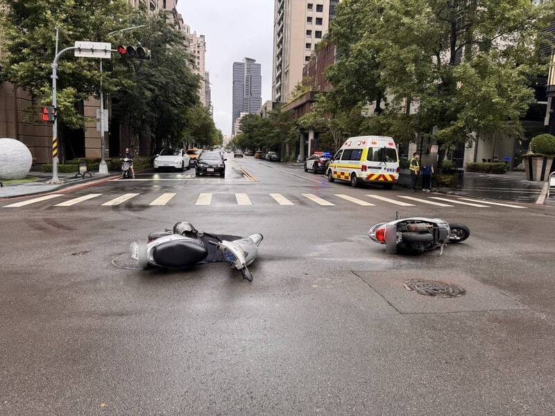 天雨路滑惹禍?台中七期2機車同路口急煞 連環自摔再碰撞2傷