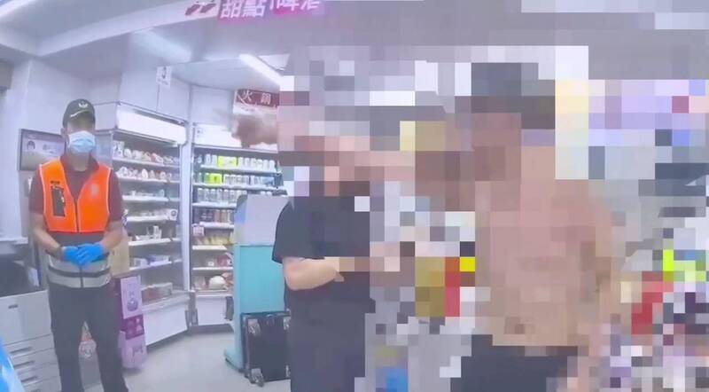 北市中山警分局旁驚傳醉男失控 上身赤裸闖紅燈還作勢打人