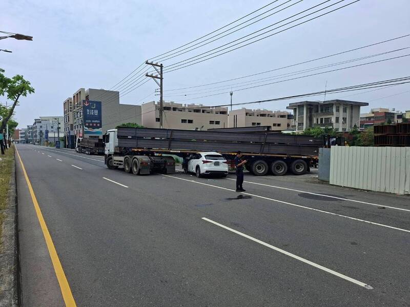 連環撞進曳引車內 男駕駛命危送醫