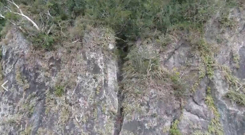 搶救澳洲女婿！抱薩克斯風受困山洞  搜救隊明接駁下山