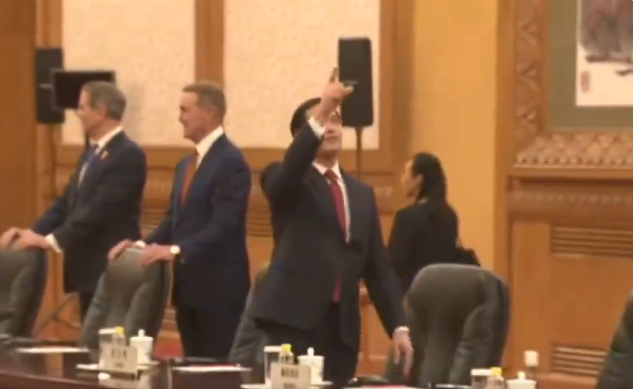 魯比歐仰望人民大會堂天花板 引發網友熱議