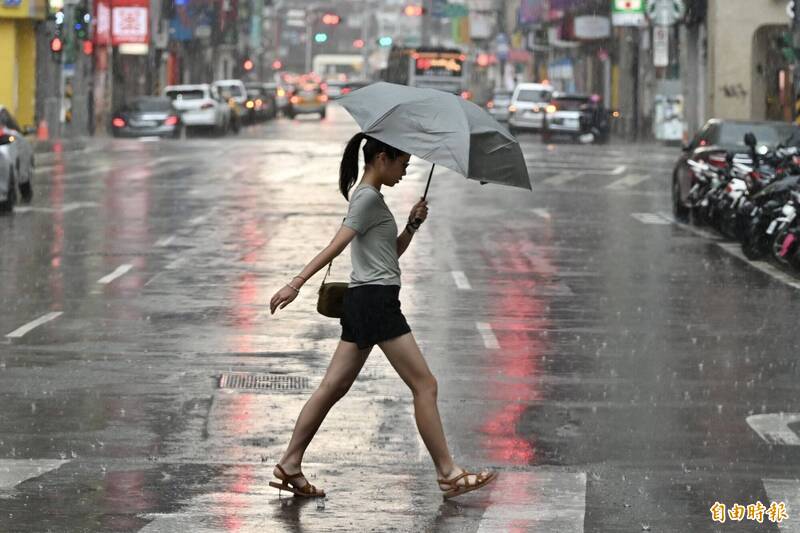 鋒面徘徊!今氣溫略降 中午前北部慎防大雨