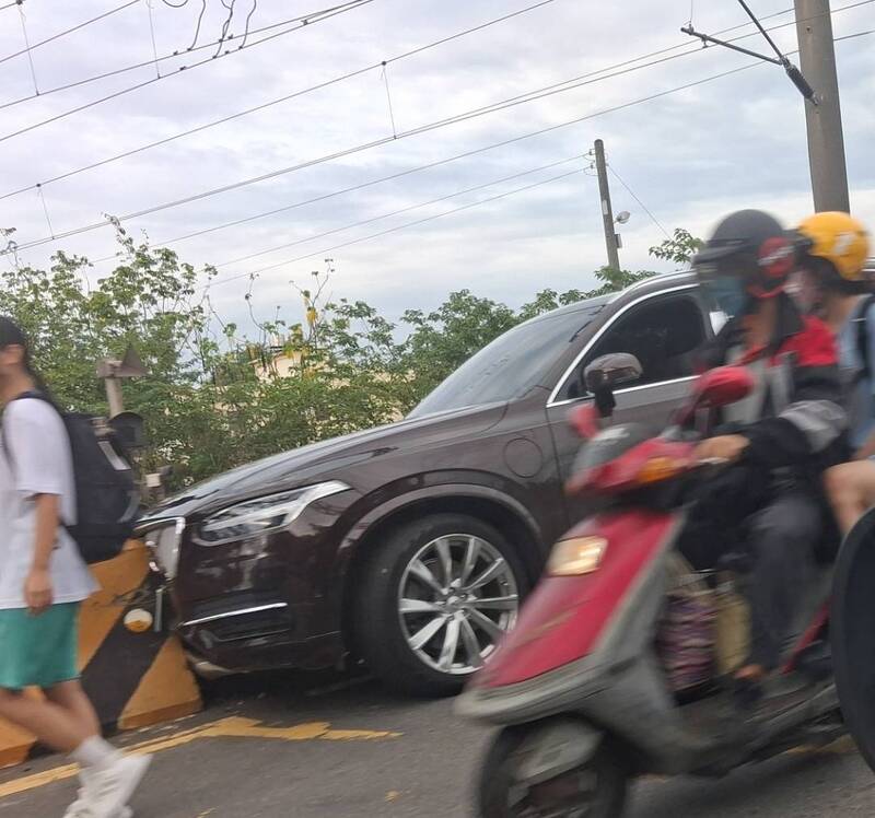 休旅車撞平交道護欄!台鐵彰化8列車受影響 周邊交通大亂