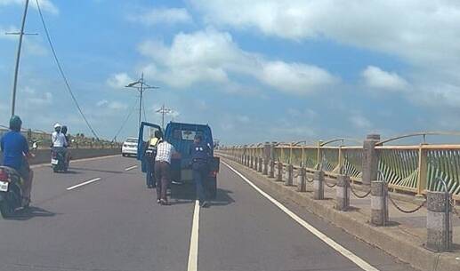 貨車故障停坡道險象環生 朴子警烈日推車過橋