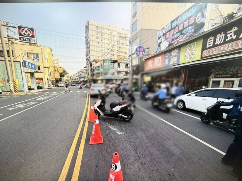 88歲老翁沒換駕照遭註銷 騎車上路害人受傷自己也骨折
