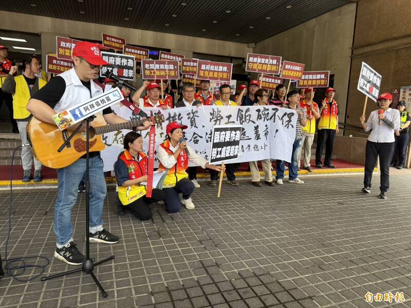 勞團現場唱歌、呼口號、發表陳情訴求。（記者廖雪茹攝）
