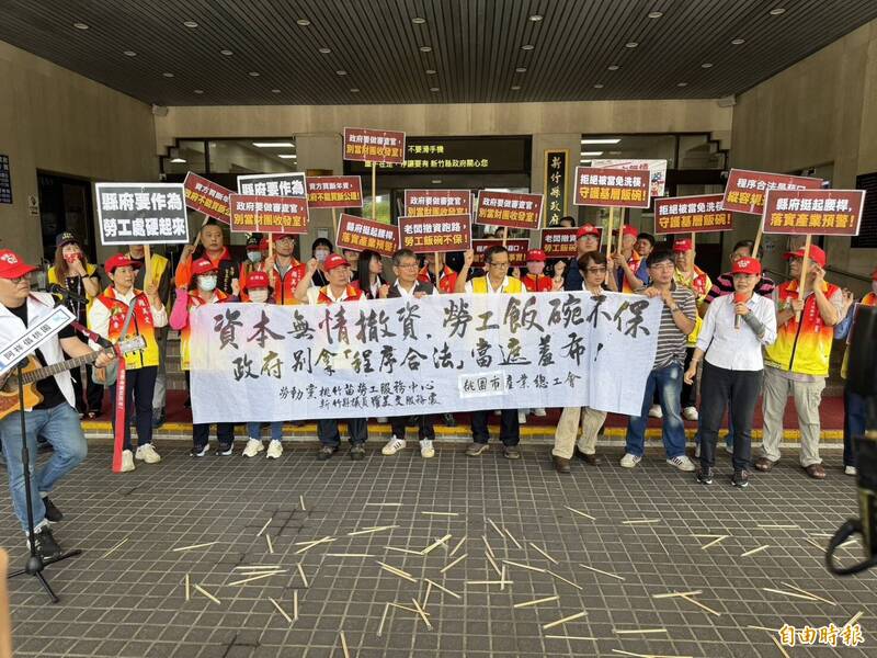 勞團每人手持免洗筷拋棄，象徵「面對基層勞工生存困境，政府不能裝聾作啞，任由勞工像免洗筷一樣淪為被政策性拋棄的對象」。（記者廖雪茹攝）