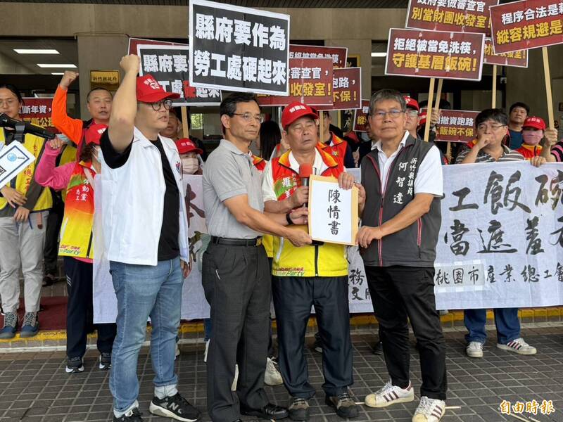 新竹縣議員羅美文（右2）代表勞團遞交陳情書，由竹縣府勞工處長湯紹堂（左2）代表收下。（記者廖雪茹攝）