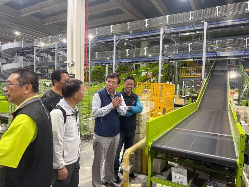 中華郵政公司王國材董事長慰問物流園區北台灣郵件作業中心同仁。（中華郵政提供）