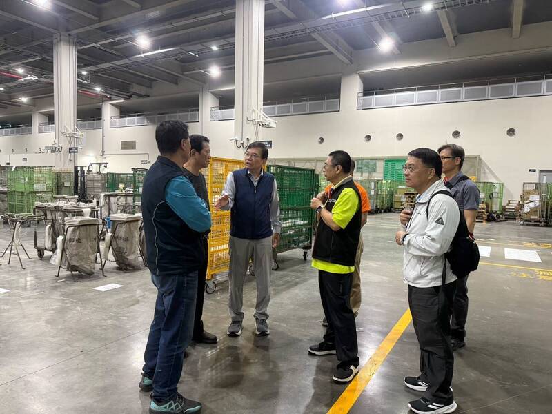中華郵政公司王國材董事長慰問物流園區北台灣郵件作業中心同仁。（中華郵政提供）