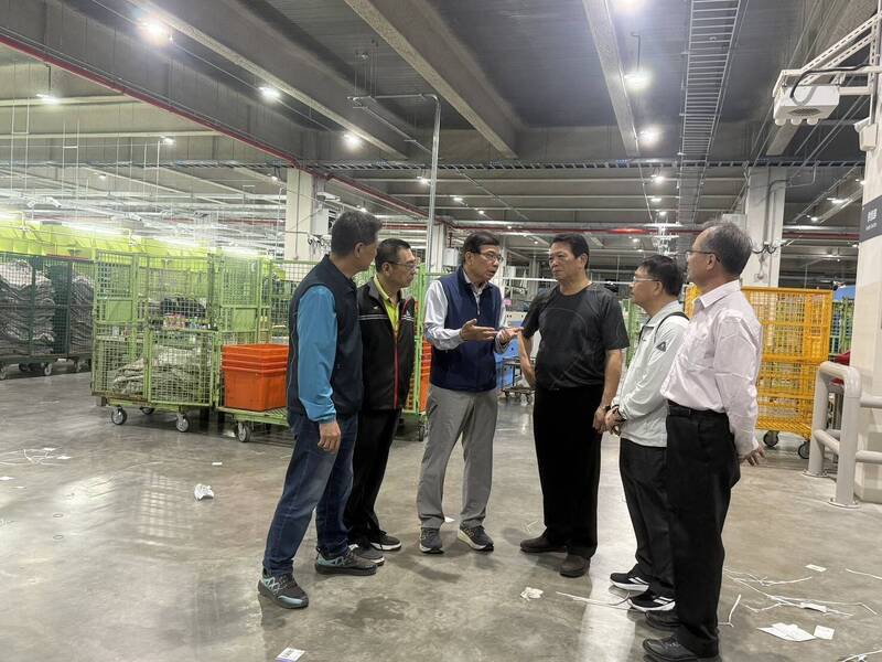 中華郵政公司王國材董事長慰問物流園區北台灣郵件作業中心同仁。（中華郵政提供）