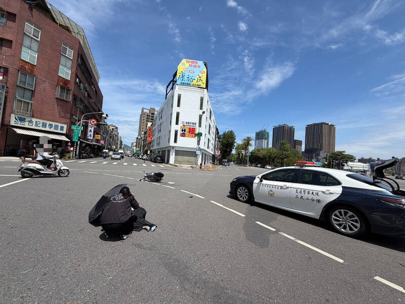 高雄警車左轉未讓直行車 女警開車擊落騎士挨罰