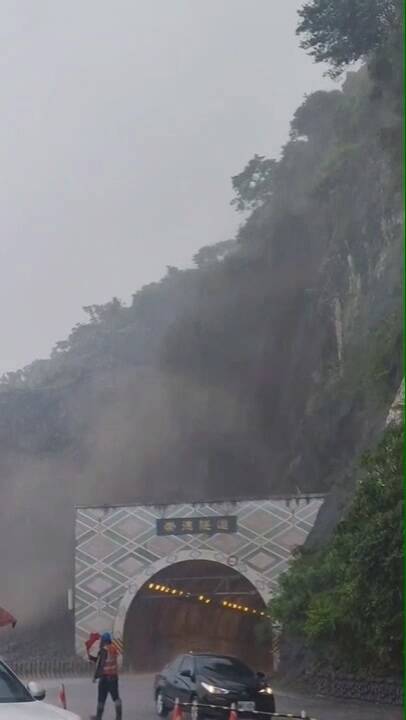 蘇花崇德隧道中午封閉1個多小時 受困30多輛車驚險撤離畫面曝
