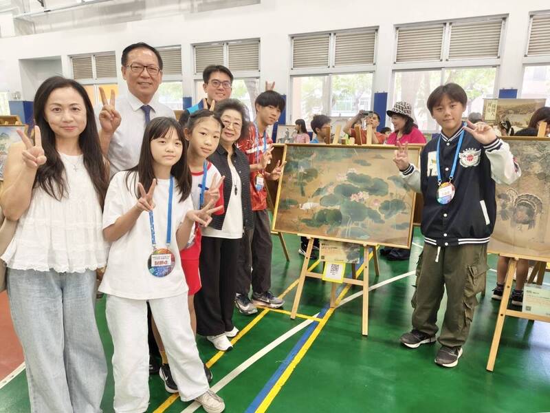 勝利國小課程培育的「藝術導覽小尖兵」，帶領大家重回距今約100年前的時光。（勝利國小提供）
