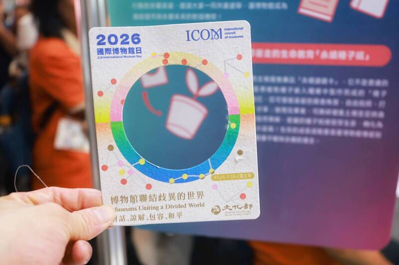 「永續濾鏡卡」不但可以拍照打卡,還可撕碎、將種子種入土中,參觀會展帶走這份會生長的紀念。(國立台灣文學館提供)