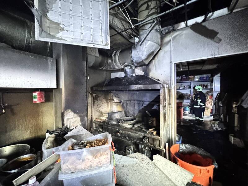 台中社宅工地悶燒14小時撲滅 附近烤鴨店再傳火警