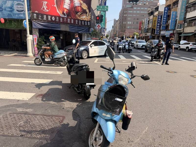 闖紅燈?高雄2機車路口對決2傷