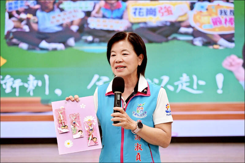 吉安鄉長游淑貞發國中會考祝福御守給花蓮全體國中學生，被質疑違反行政中立。（吉安鄉公所提供）