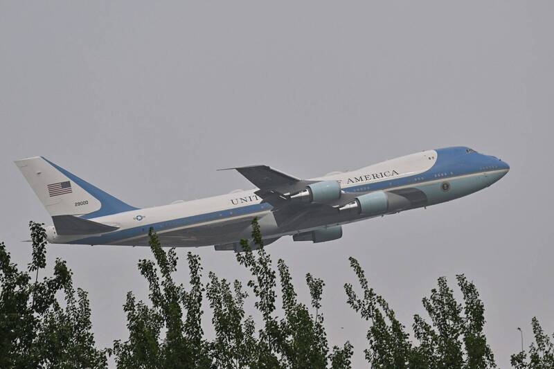 空軍一號從北京首都國際機場起飛，代表美國總統川普訪中之旅畫下句點。（法新社）