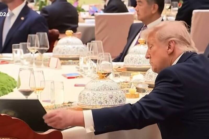 川普偷看習近平「小本本」畫面曝 網笑:做了太監們不敢做的事