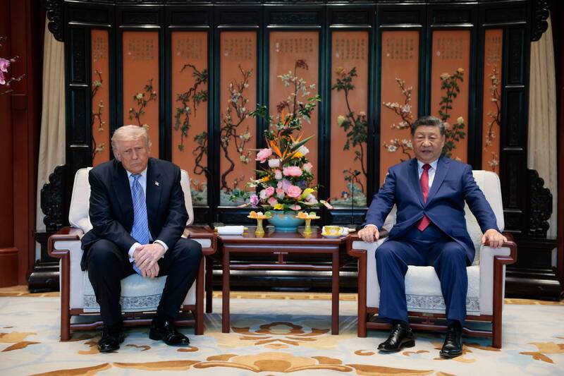 美国总统特朗普近日访华与中国国家主席习近平会谈,习特二人继昨日在北京人民大会堂会面,今日更到北京中南海会晤。 (美联社)