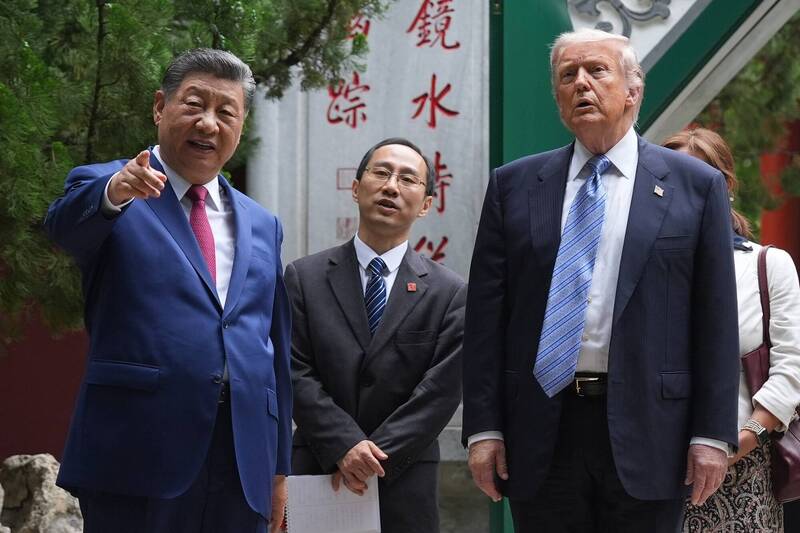 美国总统特朗普近日访华与中国国家主席习近平会谈,习特二人继昨日在北京人民大会堂会面,今日更到北京中南海会晤。 (美联社)