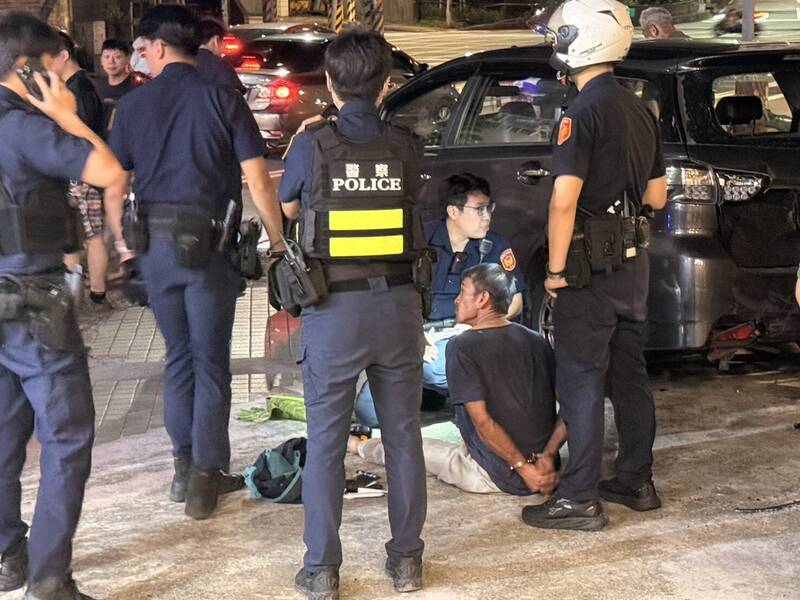 逆向連撞13台機車還波及路人 基隆毒駕男被民眾拖下車