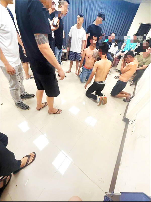 北港朝天宮董事長蔡咏鍀之子蔡晉財涉嫌「強迫下跪」暴力案件，雲林縣警方偵辦，借提蔡外，陸續拘捕10名共犯。（取自社群）