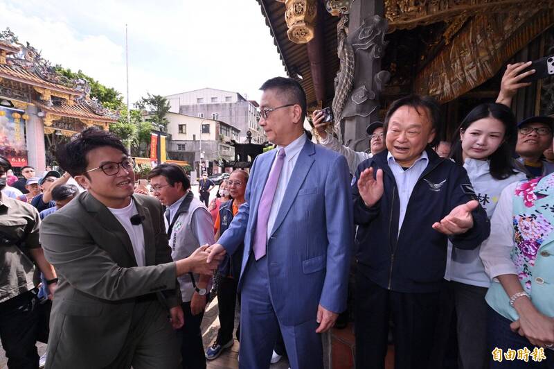 沈伯洋保安宮參香 王世堅站最後一排不搶風頭