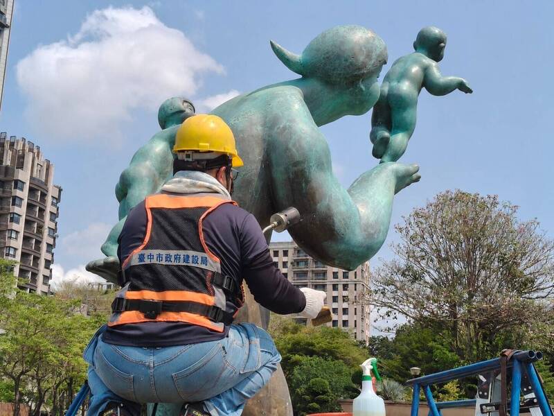 豐樂雕塑公園54雕塑品風吹日曬失色 中市找專業的來出手了