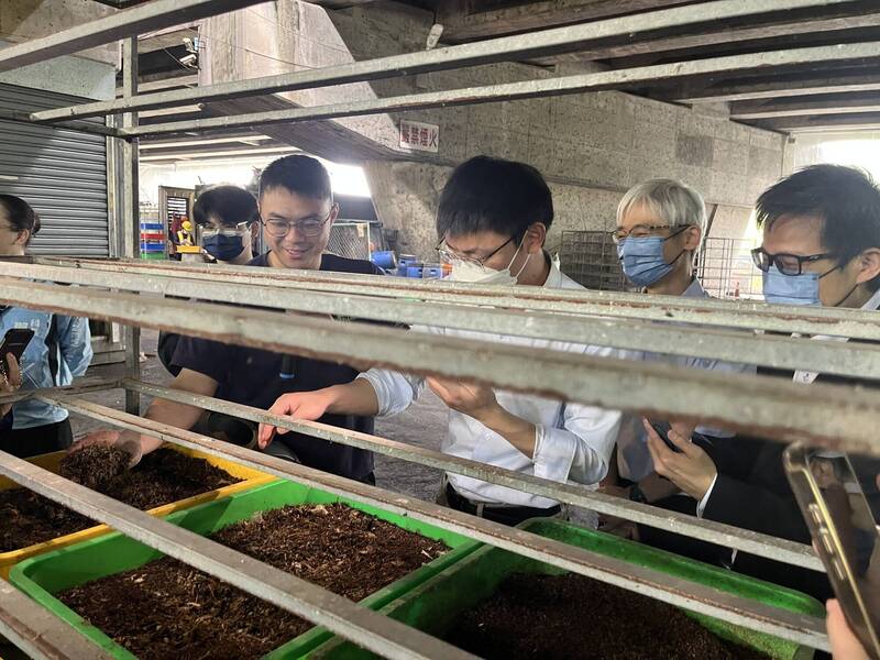 日本參訪團來台學習有機廢棄物(廚餘)處理方式及政策。(新北市環保局提供)