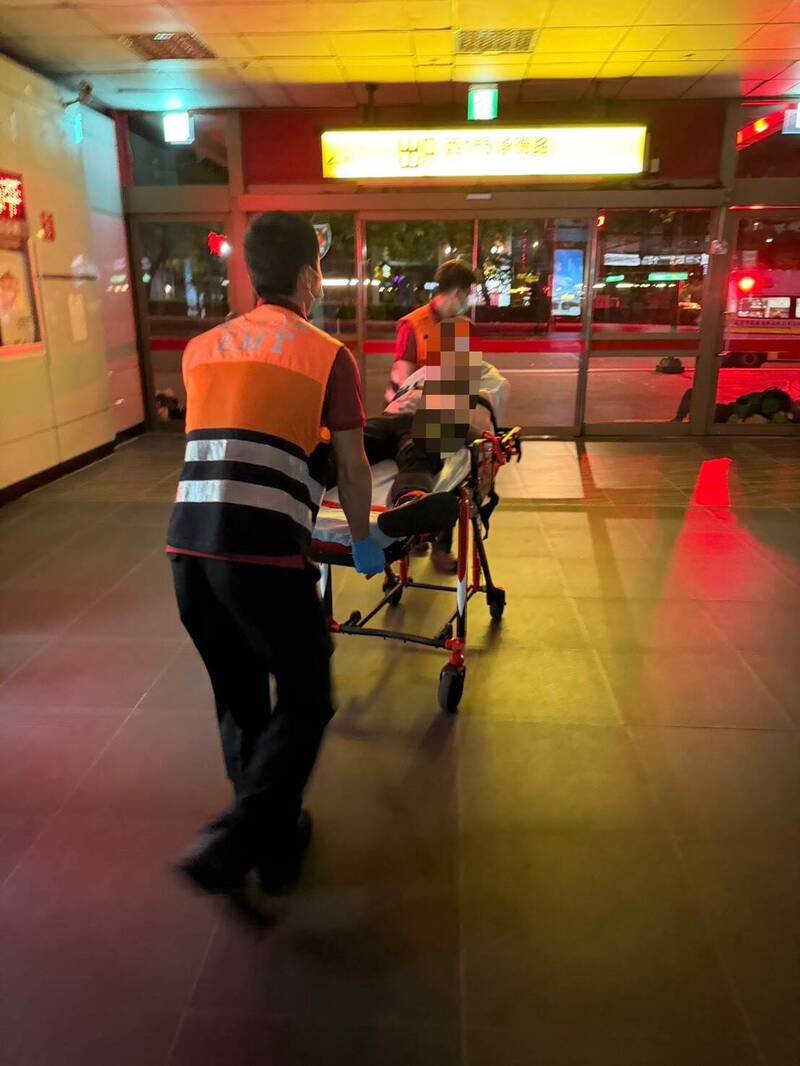 北車驚見「內褲男」倒地胡言亂語 警方保護管束強制送醫