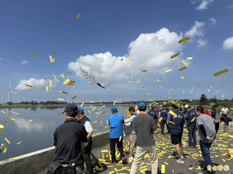 五年一次的麥寮王船祭登場，17日麥寮公所與地方宮廟展開「迎王接旨」儀式。（記者李文德攝）