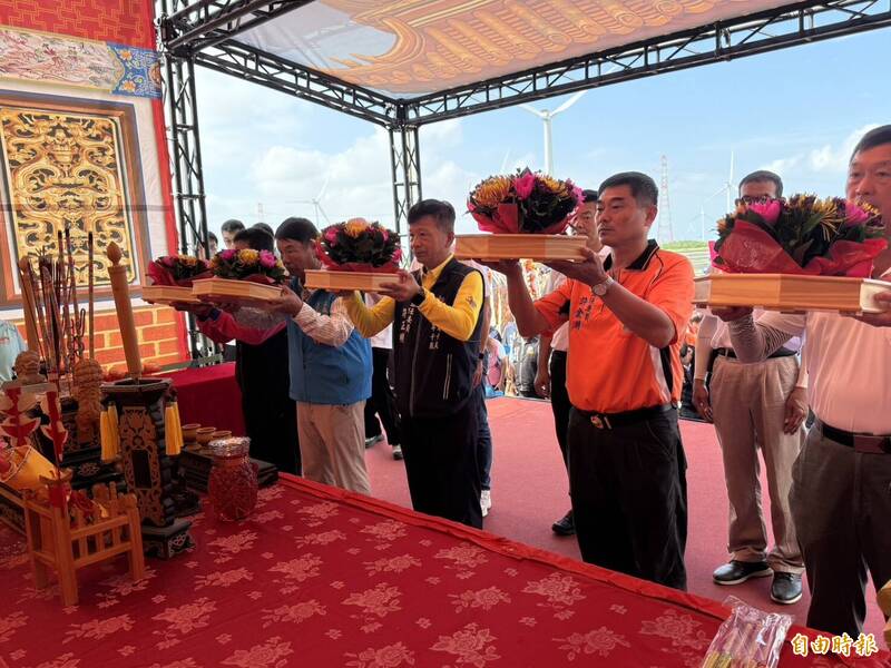 五年一次的麥寮王船祭登場，17日麥寮公所與地方宮廟展開「迎王接旨」儀式。（記者李文德攝）