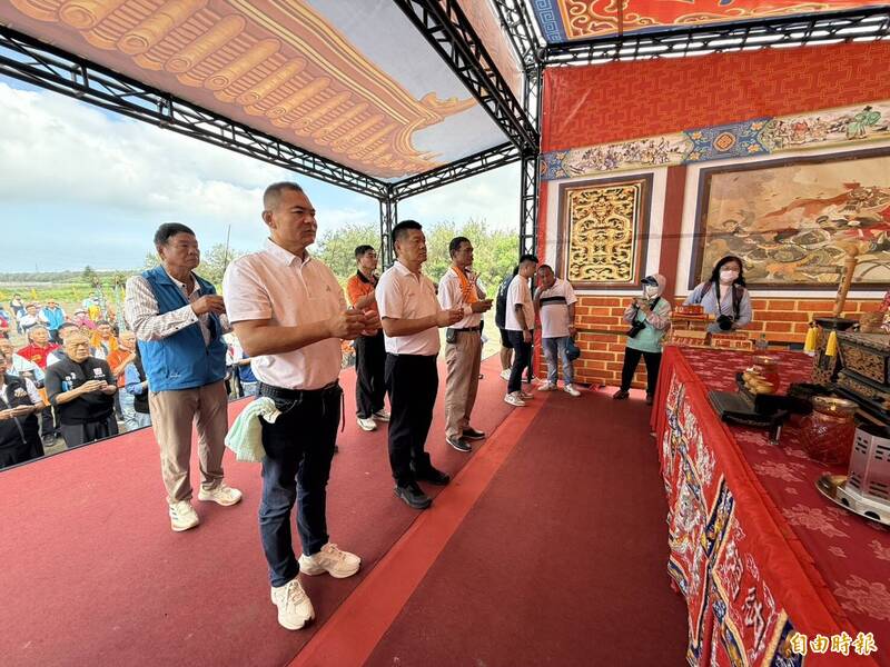 五年一次的麥寮王船祭登場，17日麥寮公所與地方宮廟展開「迎王接旨」儀式。（記者李文德攝）