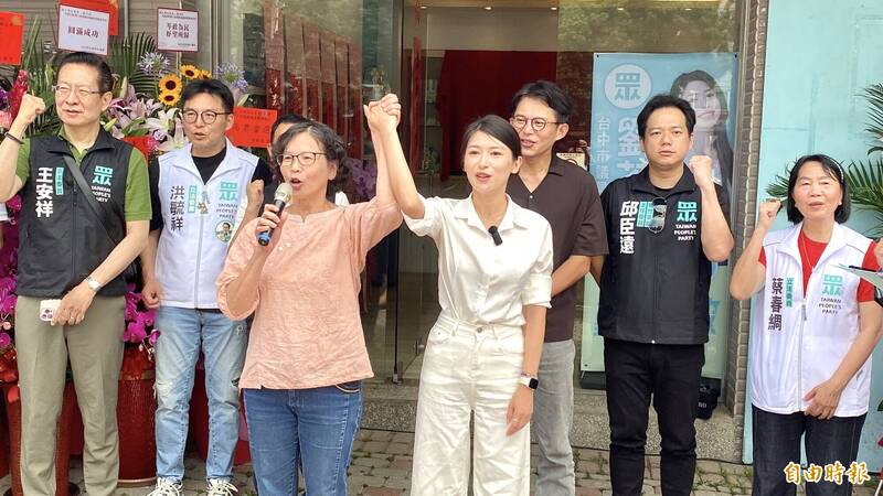 民眾黨台中劉芩妤成立總部 江啟臣送花來、黃國昌被問「藍白合」