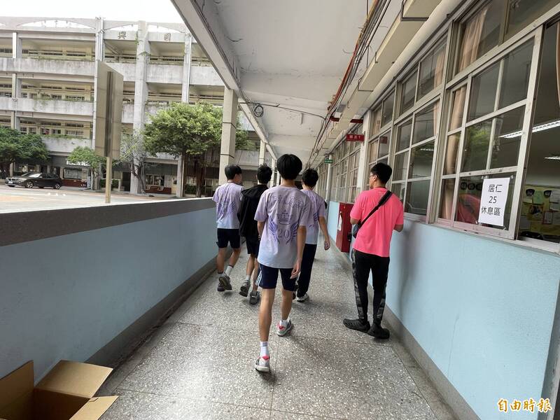 會考英文首見單一閱讀題出現雙文章判斷 台中考生喊很挑戰