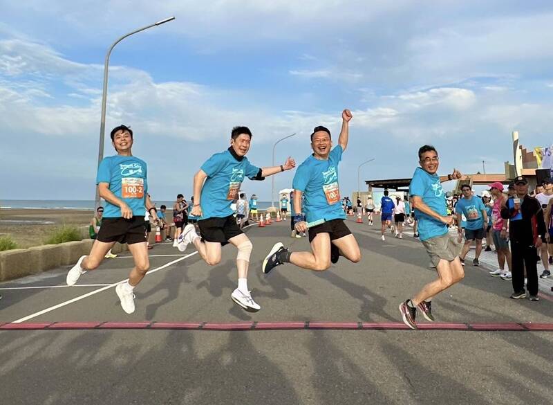 為7月地景藝術節暖場 桃園珍珠海岸馬拉松今晨起跑