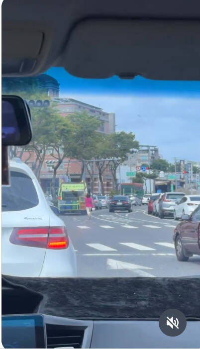 婦「棄」車停路中央追垃圾車 警將告發3項違規
