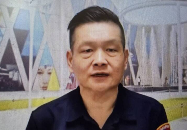 驚!高雄男子暗夜持刀坐路中 警安撫情緒迅速奪刀解危