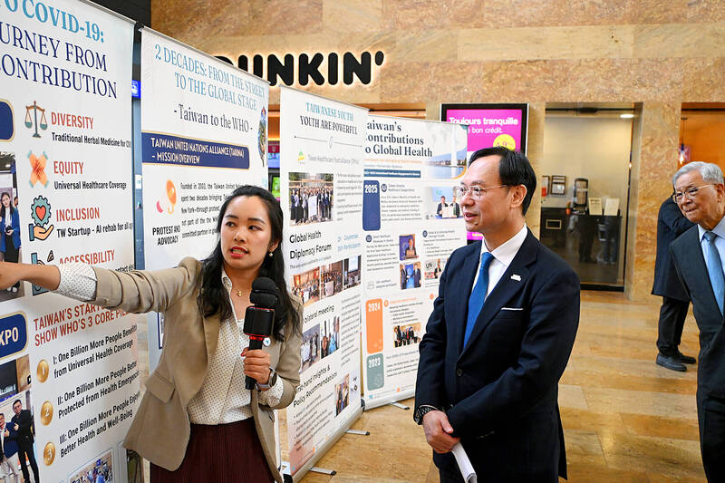 Minister of Health and Welfare Shih Chung-liang, right, attends a special exhibition at Geneva Central Station promoting Taiwan.
Photo: CNA