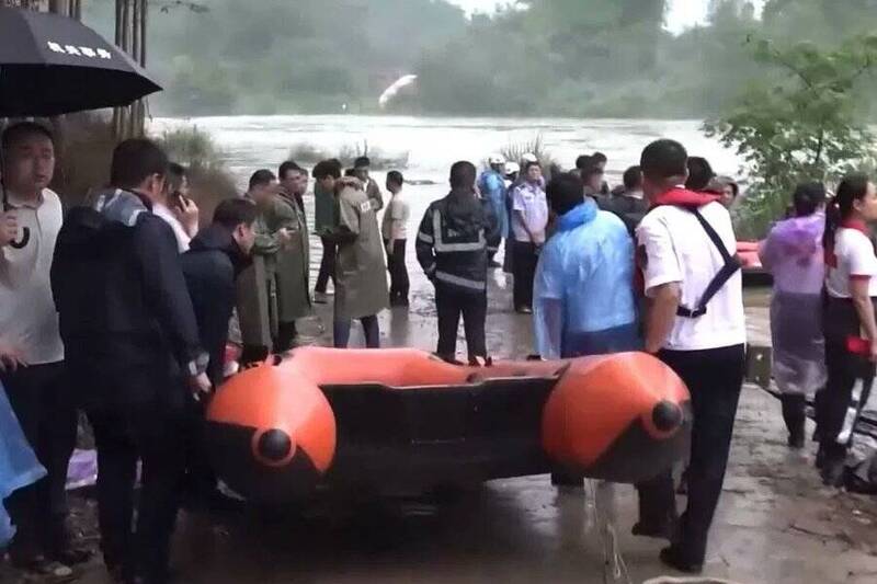 中國連日豪雨釀災  廣西皮卡墜河1死9失蹤