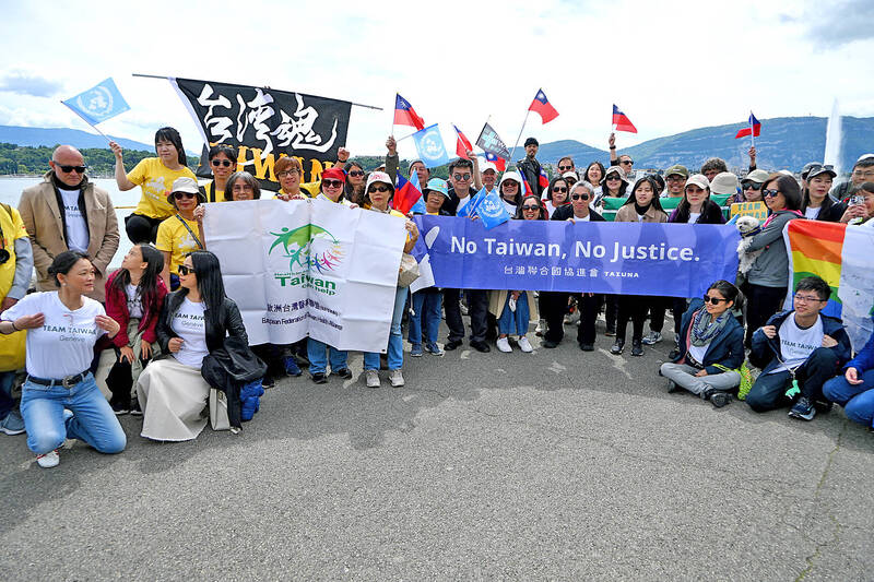 Supporters of Taiwan pose for a photograph at a rally in Geneva yesterday promoting Taiwan’s WHO participation.
Photo: CNA