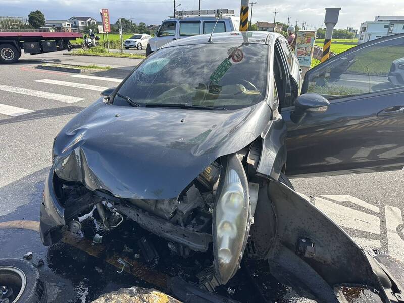 宜蘭員山轎車自撞分隔島 彈飛對向車道駕駛受傷送醫