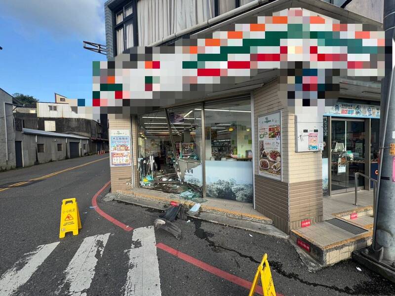 宜蘭五結鄉超商遭轎車撞擊落地窗碎裂 駕駛逃之夭夭