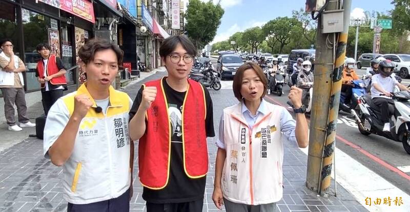 東海商圈街道改造陣線總召陳翔庭(中),與(左起)時代力量台中黨部執行長鄒明諺、小民歐巴桑聯盟中彰投黨部發言人蔡佩珊抗議行人地獄。(記者黃旭磊攝)