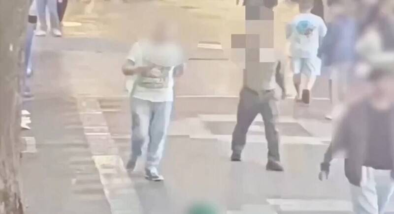 萬華分局員警跟朋友喝酒，因座位糾紛與外國遊客拉扯。（記者王冠仁翻攝）