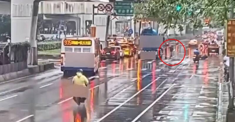 騎士撞前車噴飛險遭水泥車輾過 網友直呼命大:歷代祖先出手保住